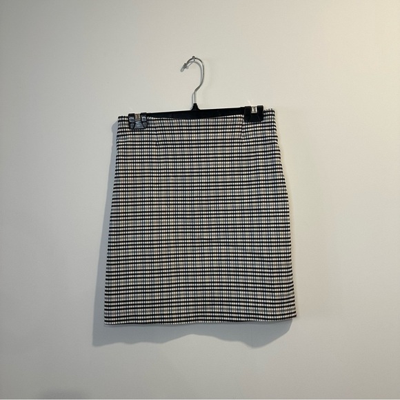 THT Fashion | women's plaid white short pencil skirt with zipper in front - Picture 4 of 6